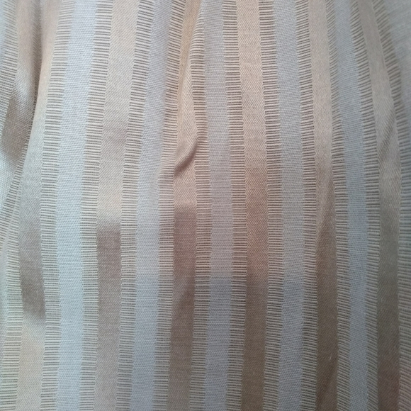 Pleated curtains in excellent condition. - Picture 3 of 3